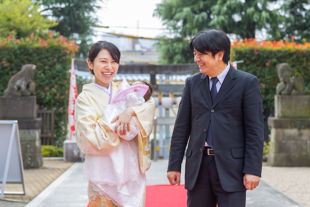 出張撮影　出張カメラマン　ロケーション撮影　女性カメラマン　お宮参り　沼袋氷川神社　自然な姿　家族写真
