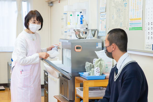 出張撮影　学校　女性カメラマン　授業風景　記念写真