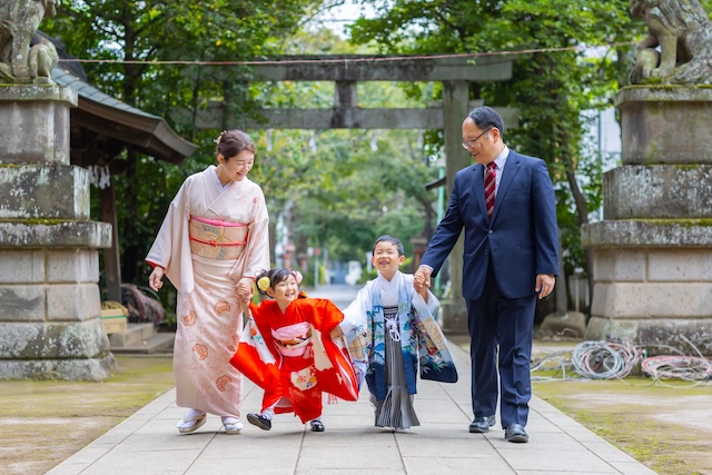 出張撮影　出張カメラマン　ロケーション撮影　女性カメラマン　練馬区　石神井氷川神社　七五三　家族写真　記念日　自然体