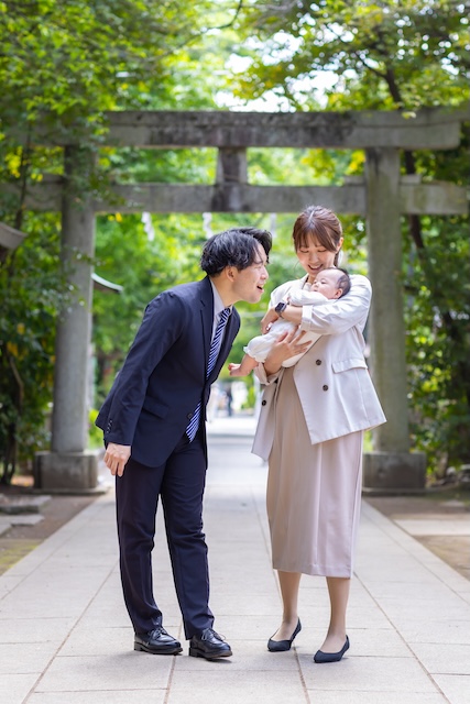 出張撮影　出張カメラマン　ロケーション撮影　練馬区　石神井氷川神社　女性カメラマン　記念写真　自然体　お宮参り