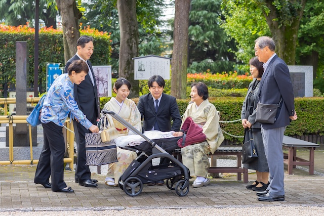 出張撮影　出張カメラマン　ロケーション撮影　女性カメラマン　お宮参り　沼袋氷川神社　自然な姿　家族写真
