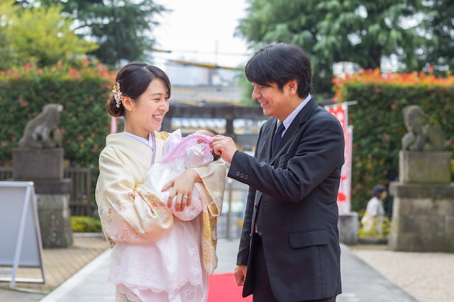 出張撮影　出張カメラマン　ロケーション撮影　女性カメラマン　お宮参り　沼袋氷川神社　自然な姿　家族写真