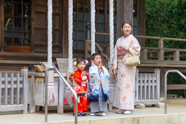 出張撮影　出張カメラマン　ロケーション撮影　女性カメラマン　練馬区　石神井氷川神社　七五三　家族写真　記念日　自然体