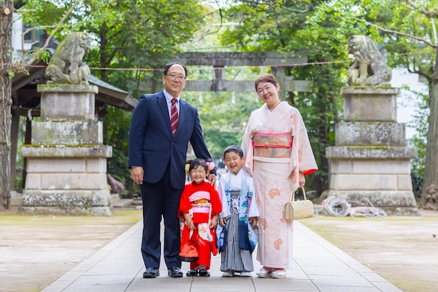 出張撮影　出張カメラマン　ロケーション撮影　女性カメラマン　練馬区　石神井氷川神社　七五三　家族写真　記念日　自然体