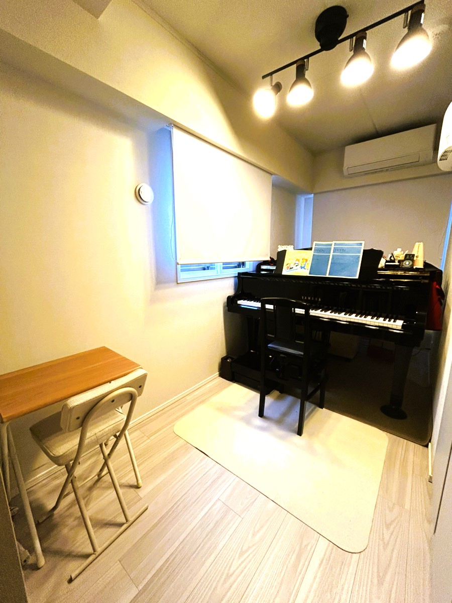 防音・調音が整ったレッスン室です。レッスン案内はこちら。