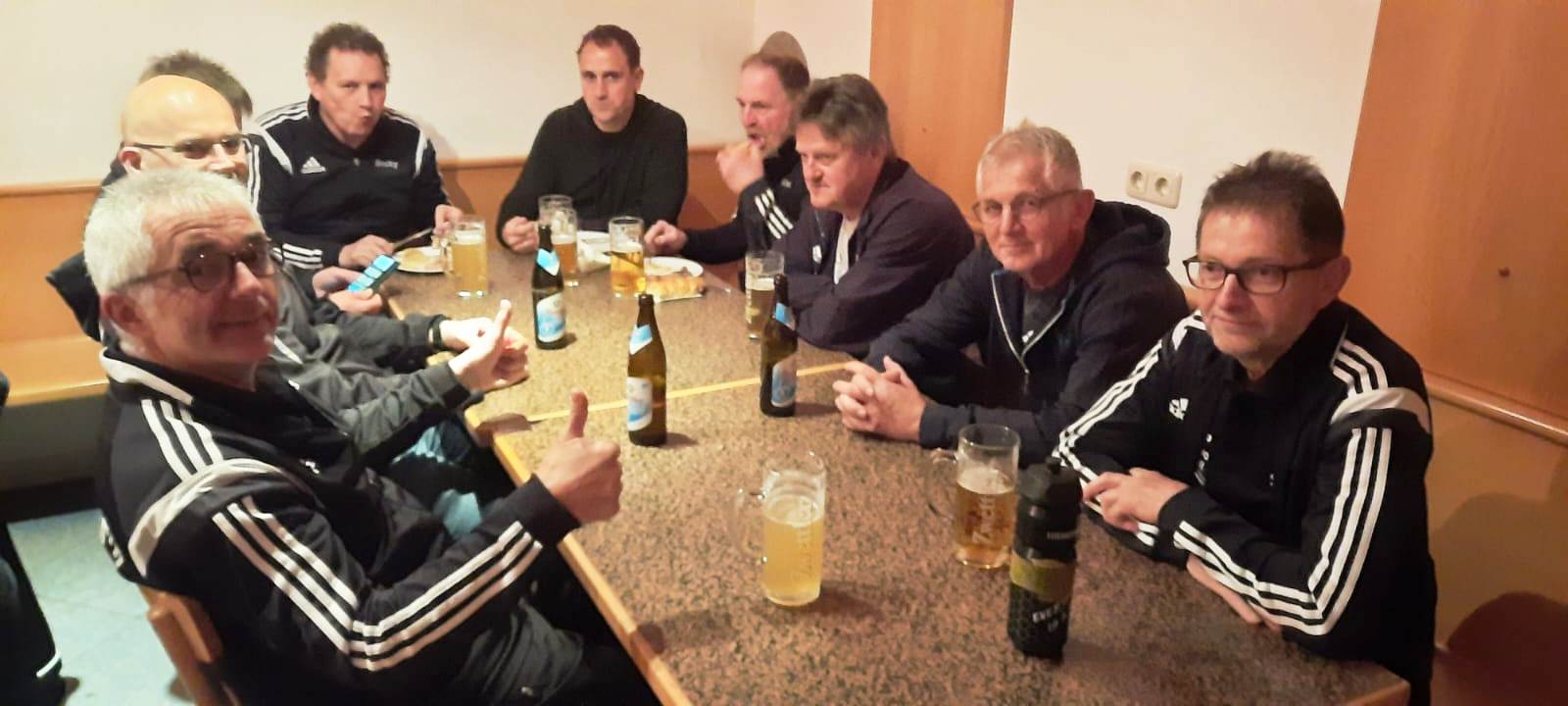 Nach dem Spiel gab's a Brotzeit im Sportheim des FCU