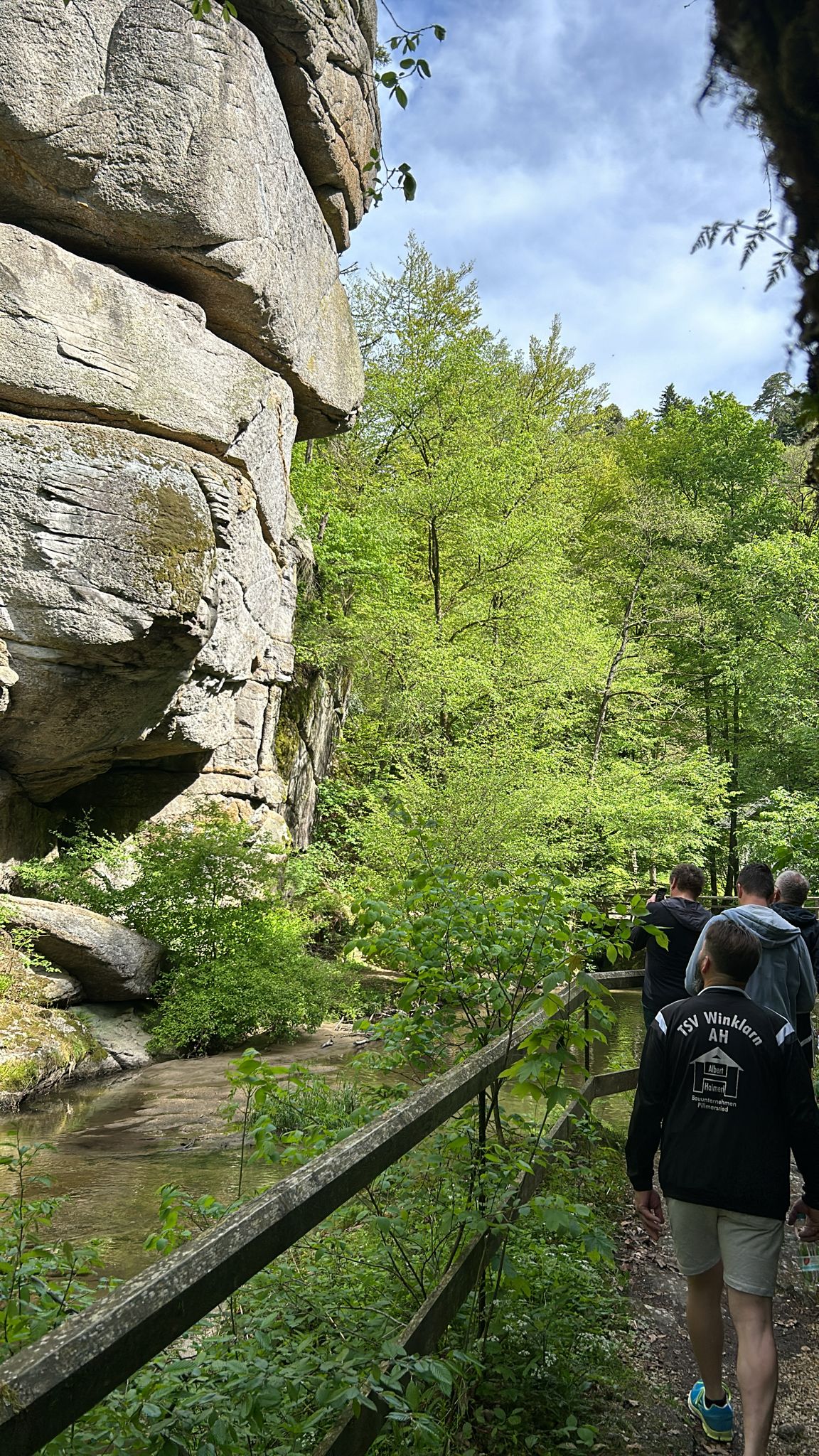 vorbei an den Felsen...