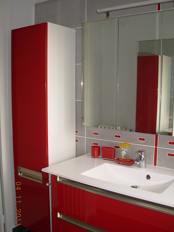 Salle de bains meubles laqués rouges plan vasque résine moulée blanc