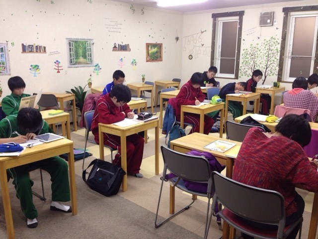 今夜の様子...一人テキスト第一弾を終えて問題に入りました!みんなかなりいいペースで進んでいます^^毎日コツコツです!