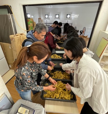ヨシ繊維工場にてヨシの繊維をほぐしているところ