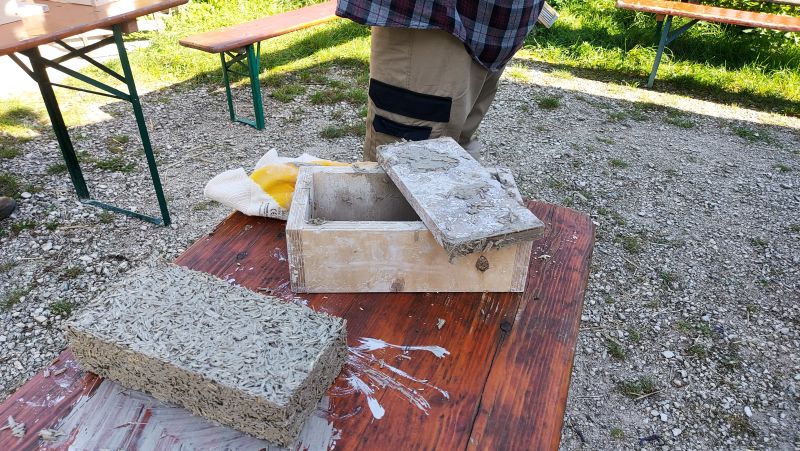 Teilnehmer stellen einen eigenen Hanfkalk-Stein her