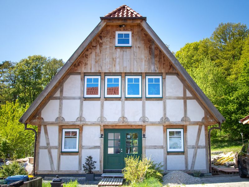 Fachwerk-Neubau mit Hanfsteinen
