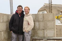 Henrik Pauly und Roger Dauer auf einer Hanf-Baustelle