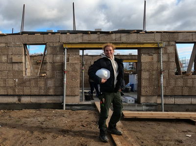 Henrik Pauly vor dem Hanfhaus auf Rügen
