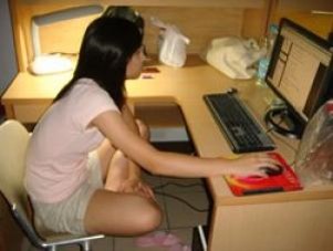 不良姿勢のイメージ写真