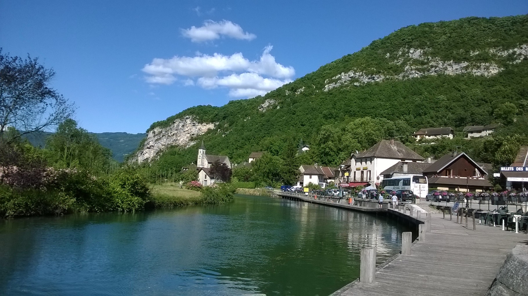 Le village de Chanaz au bord du canal de Savière