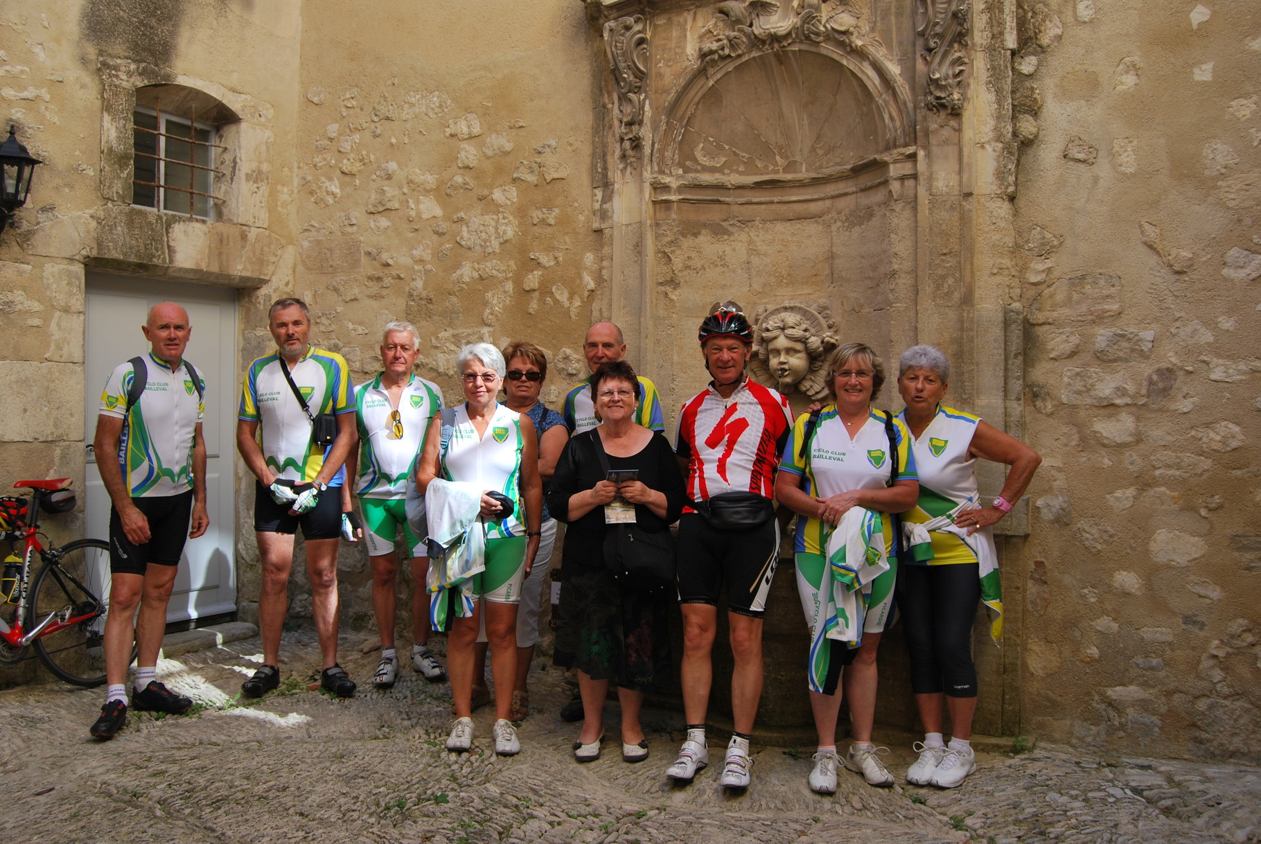 à Pernes les Fontaines