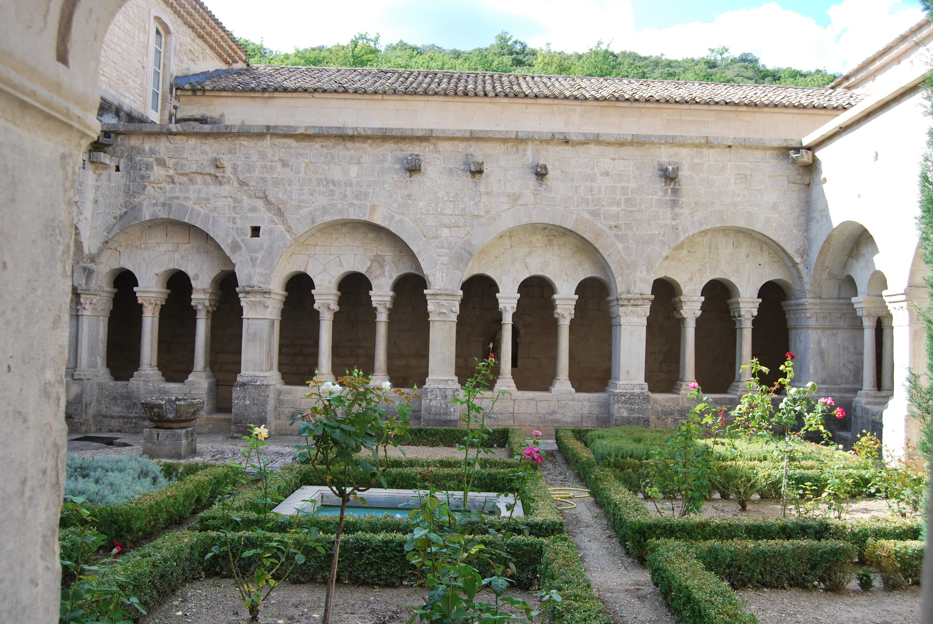 Le cloître de l'abbaye de Sénanque