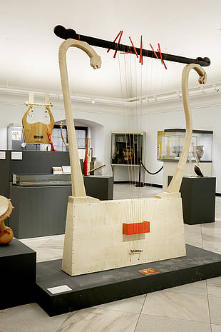 Das Glanzstück der Ausstellung Mus-Ic-On ist der Nachbau der übermannsgroßen Leier von Inandik (aus der Türkei)