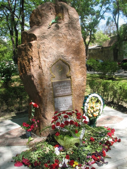 Denkmal für die Opfer der Deportation der Krimtataren in Feodossija, Krim.