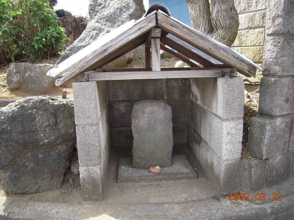 佐倉道から高品城に入る道角の石碑です
