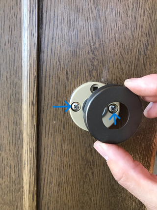 ドアノブ カバーの下