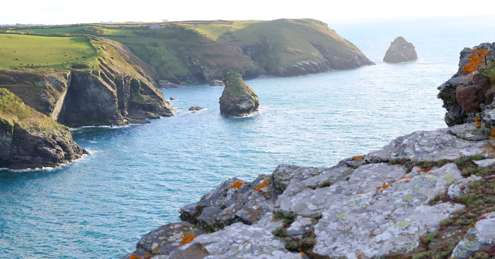 Sehenswürdigkeiten Cornwall: Die rauen Klippen wurden von den brechenden Wellen der stürmischen Keltischen See geformt.