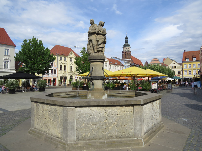 Sehenswürdigkeiten Brandenburg: Marktplatz von Cottbus mit Brunnen