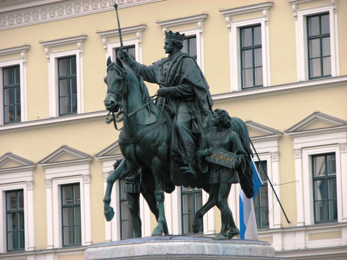 Sehenswürdigkeiten Bayern: Reiterstatue mit Knappe in München