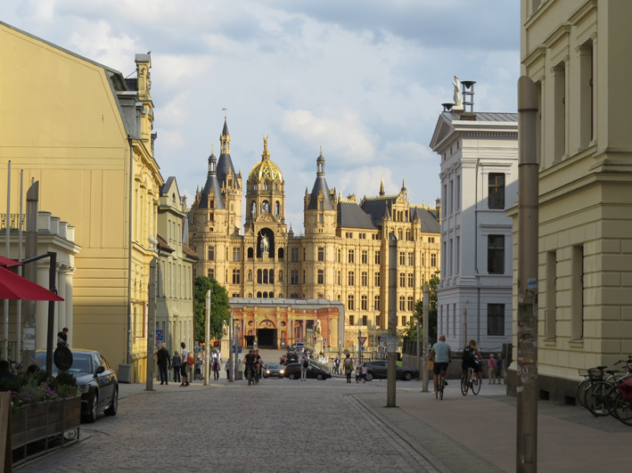 Sehenswürdigkeiten Deutschland: Schloss Schwerin aus der Innenstadt aus betrachtet (Mecklenburg-Vorpommern)