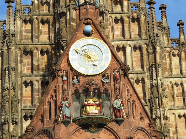 Sehenswürdigkeiten Bayern: Glockenspiel der Frauenkirche in Nürnberg