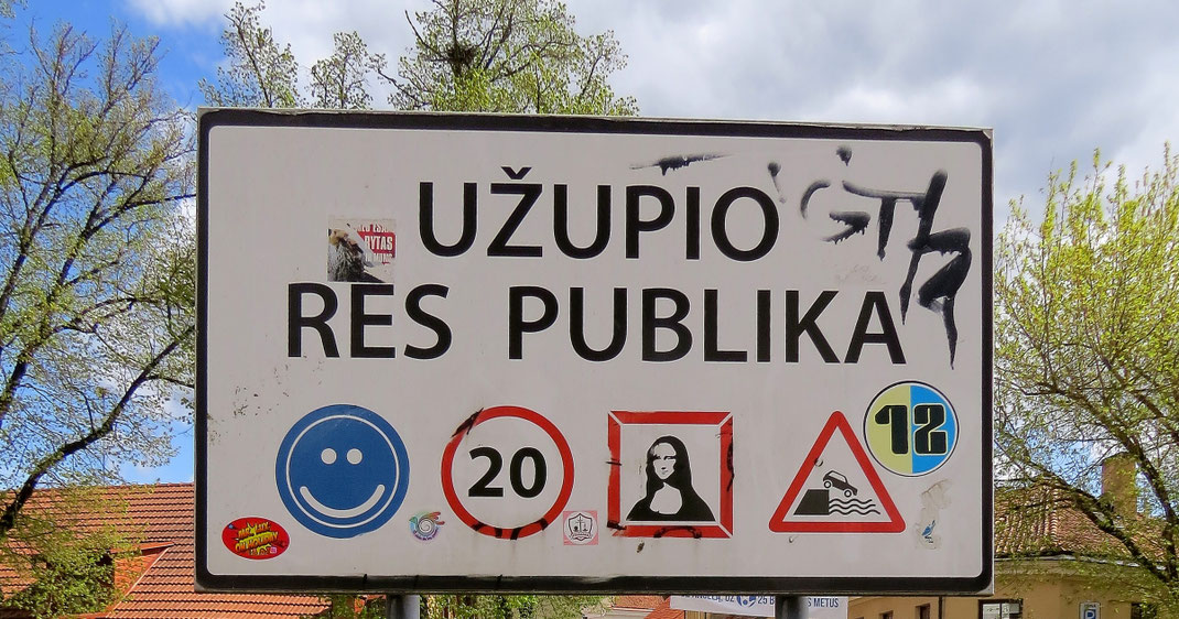 Republik Užupis - die gelebte Utopie: Hinter dem Straßenschild beginnt, was es eigentlich nicht gibt - die Republik Užupis.