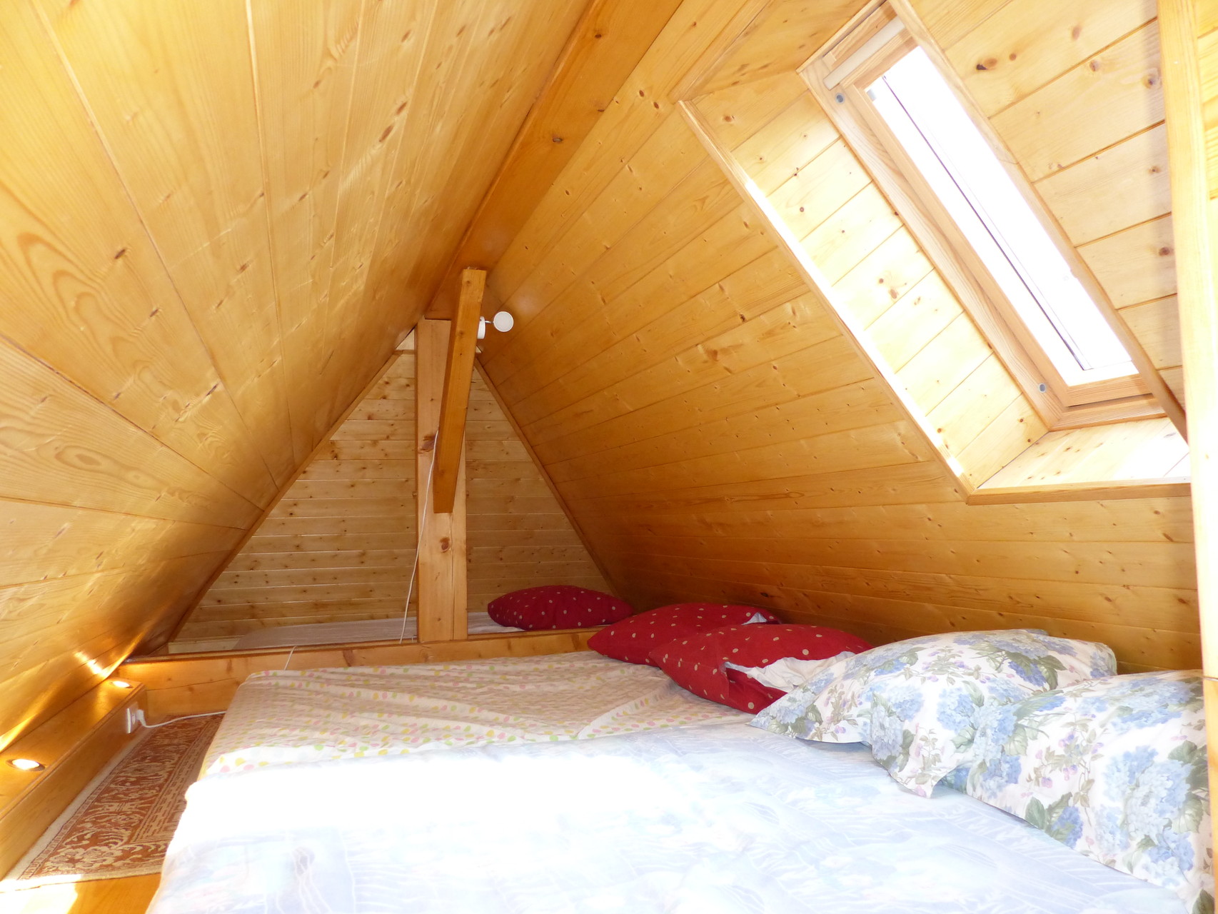 la mezzanine équipée de matelas et de coussins (5 places adultes)