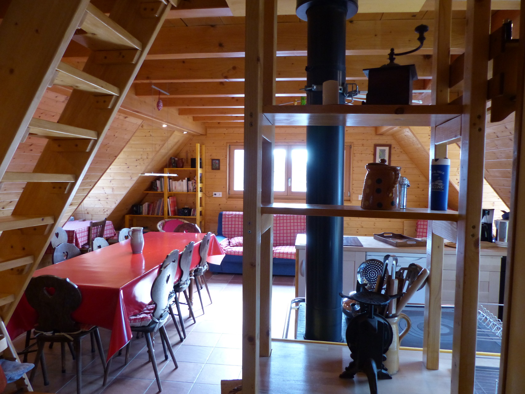 pièce à vivre avec, à gauche l'escalier de la mezzanine
