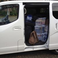 Simons vollbepacktes Auto kurz vor der Abfahrt