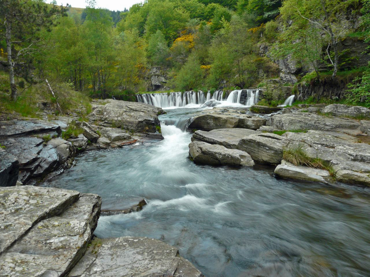 Le cours d'eau sous le chateau du Tournel