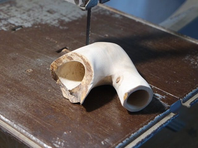 Detailaufnahme des Kopfendes einer E-Pfeife mit sichtbarer Holzstruktur und feiner Verarbeitung.