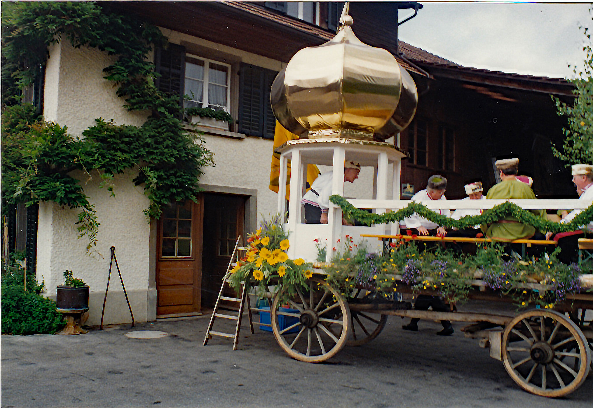 MCB Wagen mit Zwiebelturm fürs Bezirkssängerfest 1996 in Otelfingen