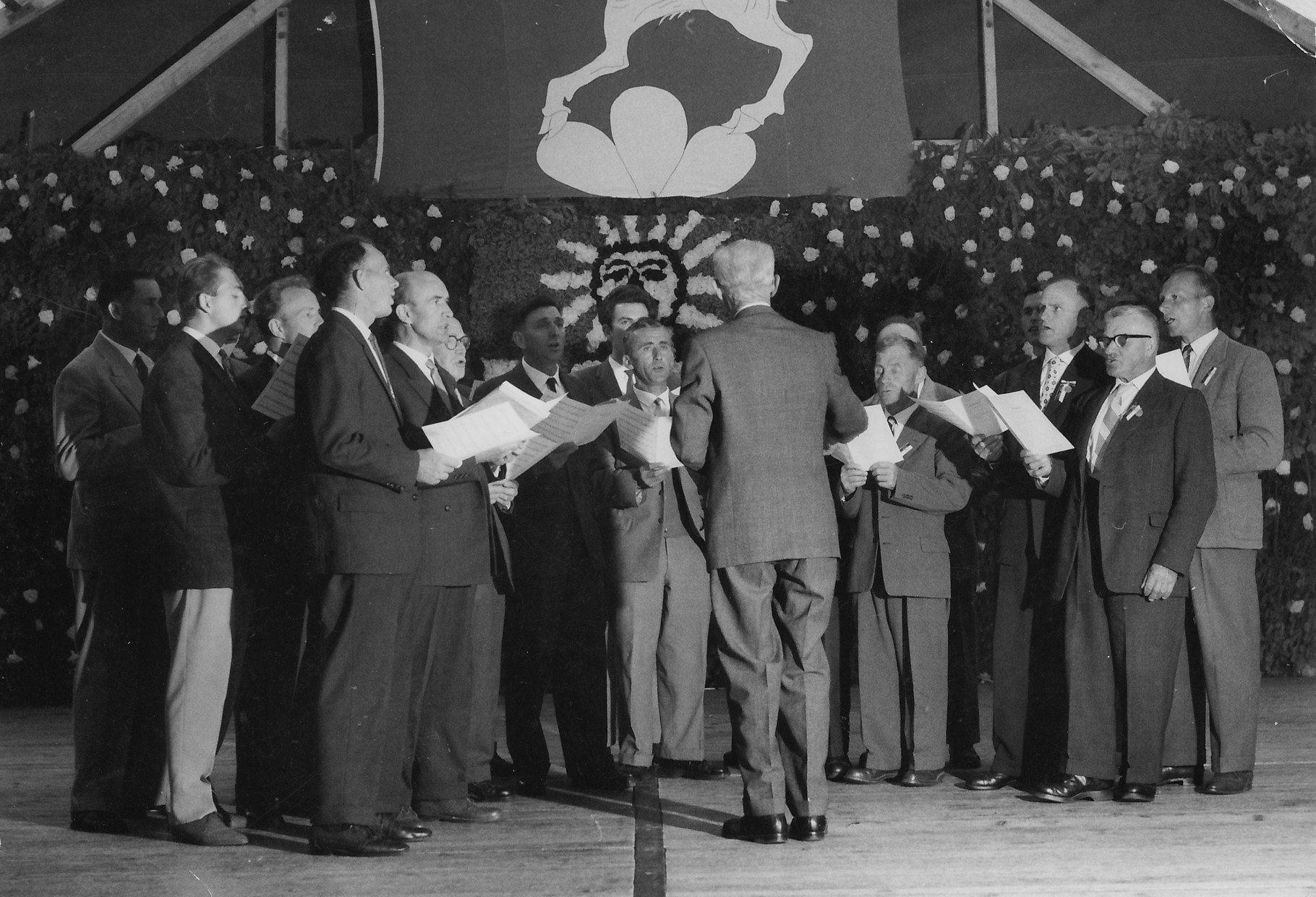 1962::MCB Gesangsvortrag unter dem Wappen von Steinmaur