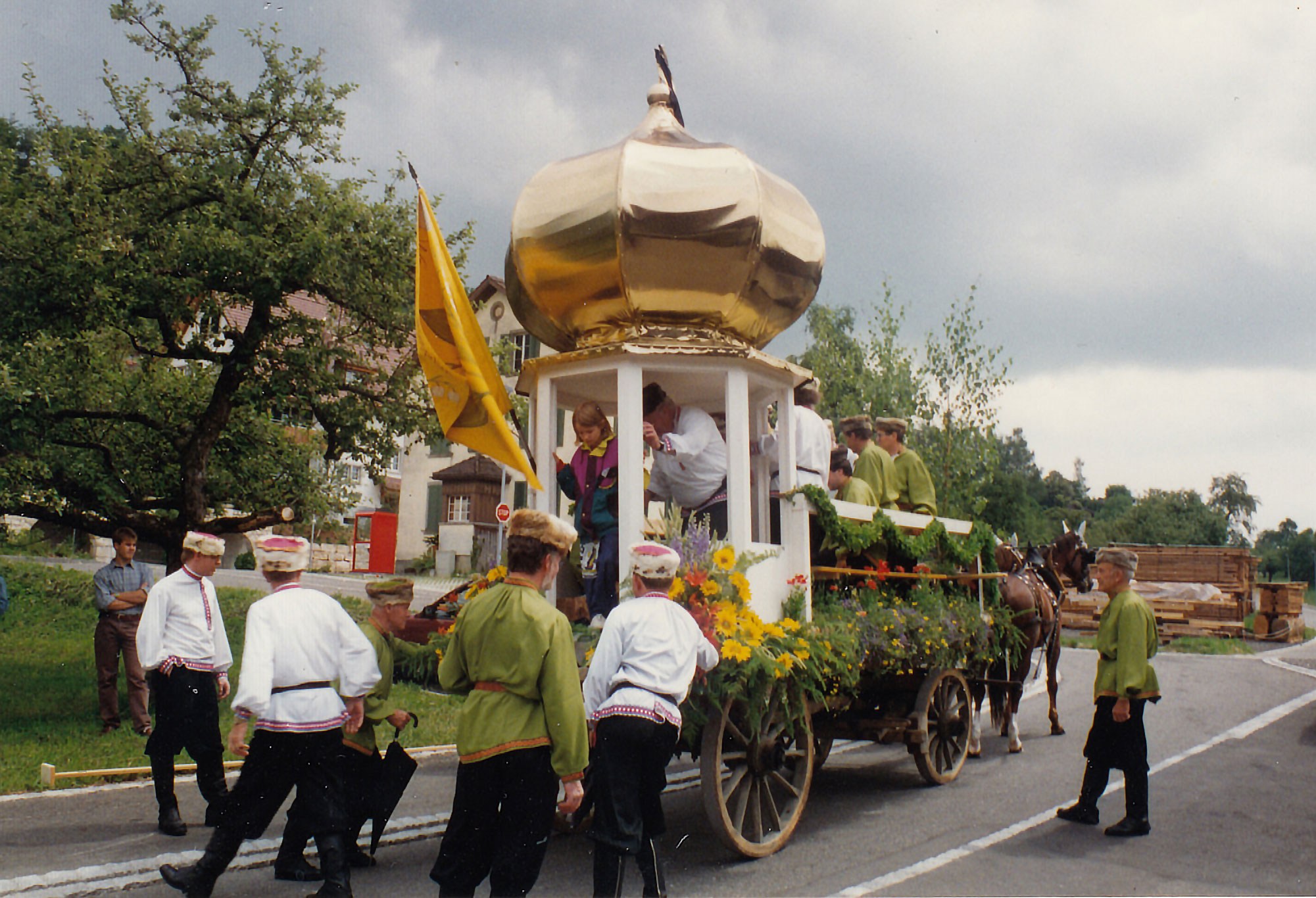 MCB Wagen mit Zwiebelturm fürs Bezirkssängerfest 1996 in Otelfingen