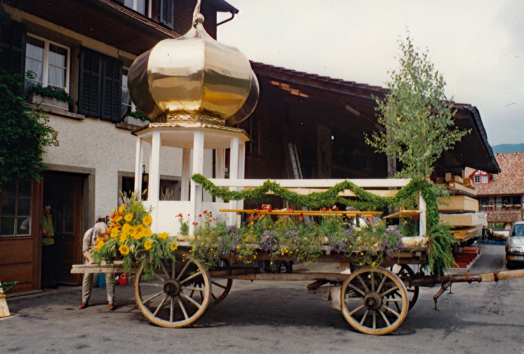 MCB Wagen mit Zwiebelturm fürs Bezirkssängerfest 1996 in Otelfingen