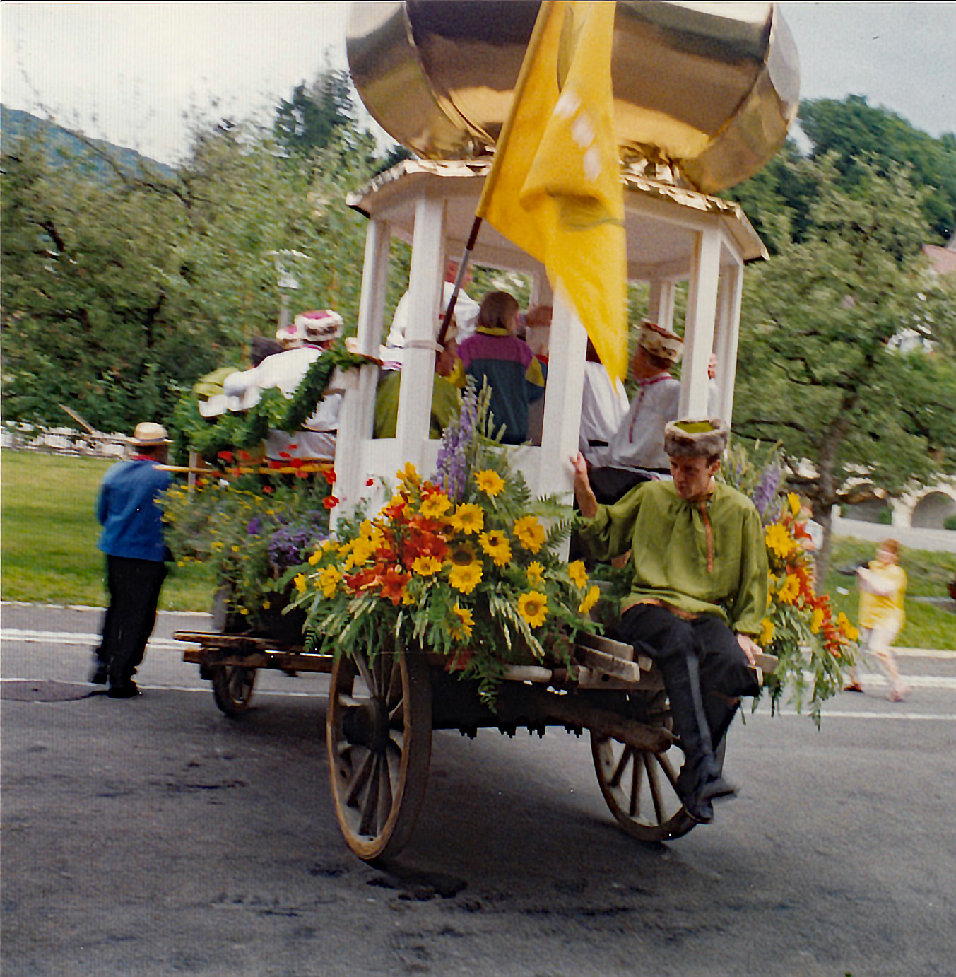 MCB Wagen mit Zwiebelturm fürs Bezirkssängerfest 1996 in Otelfingen