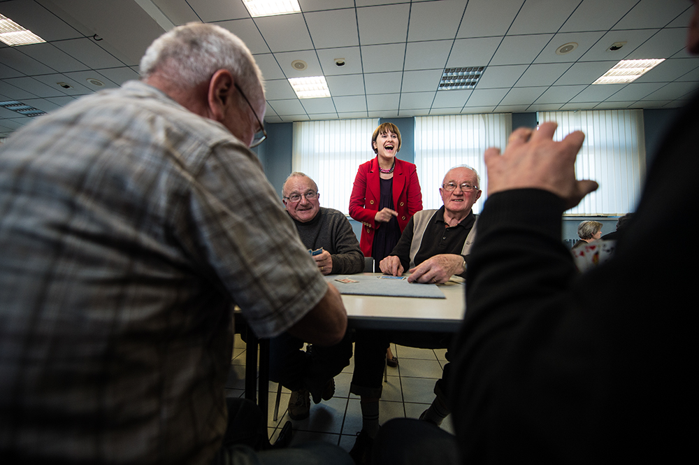 Montfort sur Meu (35) 2014. Mme le maire Delphine David visite des personnes agées - Mayor visits seniors / Pèlerin