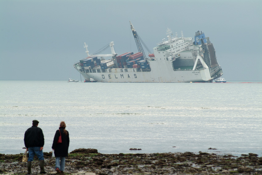 Echouage de cargo, île de Ré - Grounding of a cargo ship 