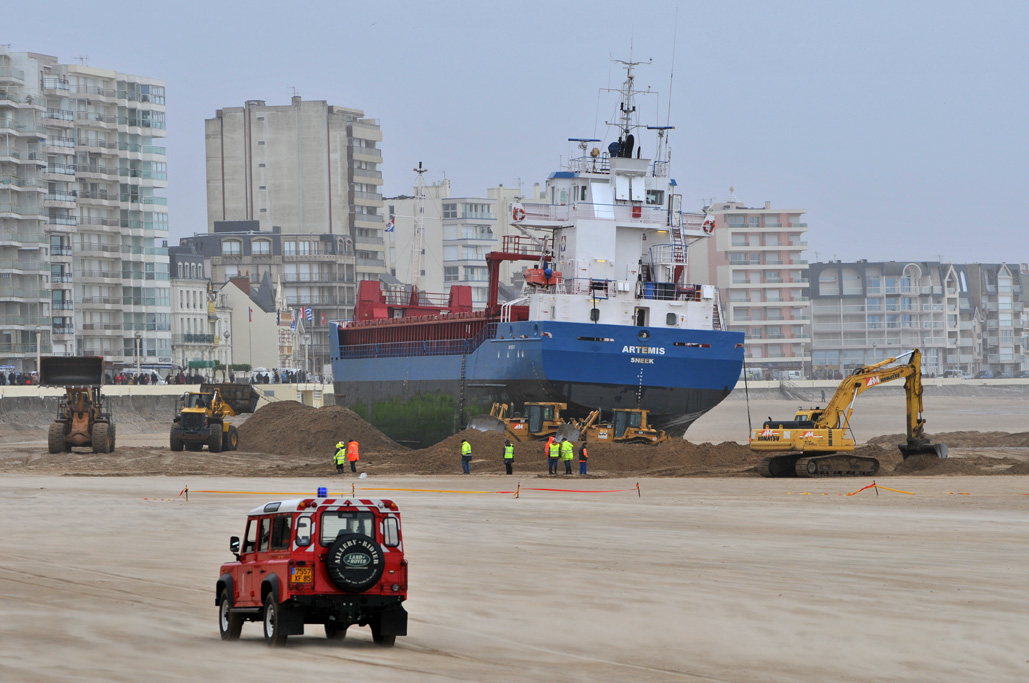 Echouage du cargo l'Artémis, les sables d'Olonne - Grounding of a cargo ship (2007)