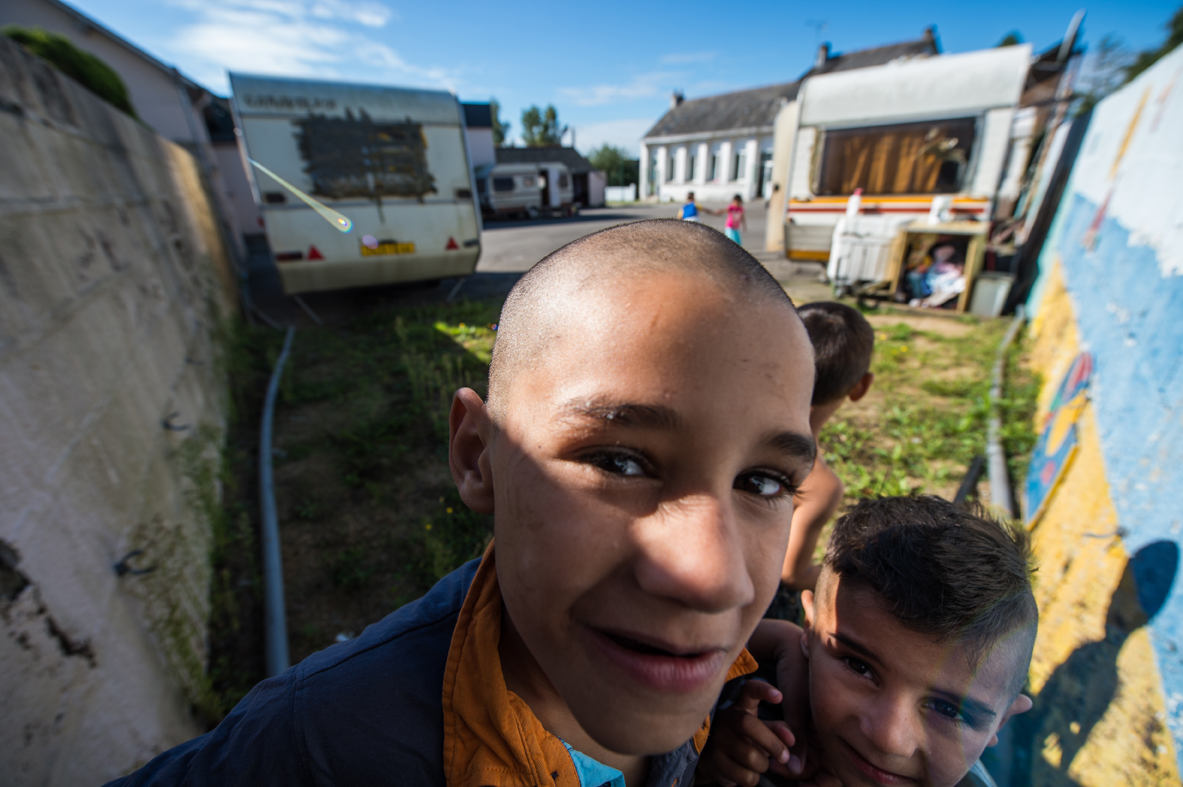 En France, des "villages d'insertion" ont fleuri pour tenter d'intégrer des familles roms. Ici à Vigneux de Bretagne, dans les murs d'une ancienne école - Romanian gypsies / Pèlerin (2013)