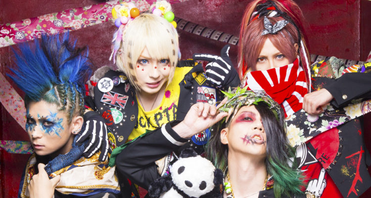 Juni 2017, Look zum 1. Mini-Album "Senkou"; von links nach rechts: RIKITO, CHISA, HAL, SHOGO