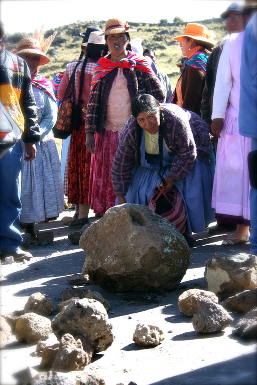 gridano in Quechua e spagnolo