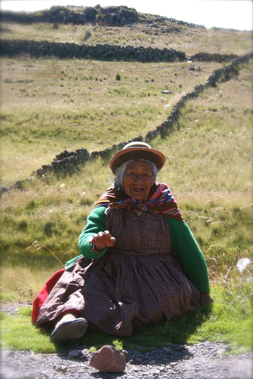 Vestite negli abiti tradizionali peruani