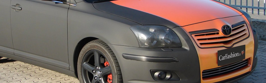 Toyota Avensis decorazione auto nero e cangiante